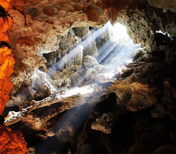Grotte tambour  Baie d'Halong croisière 3 jours 2 nuits